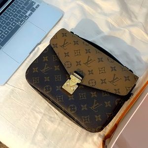 Selling LV POCHETTE MÉTIS.